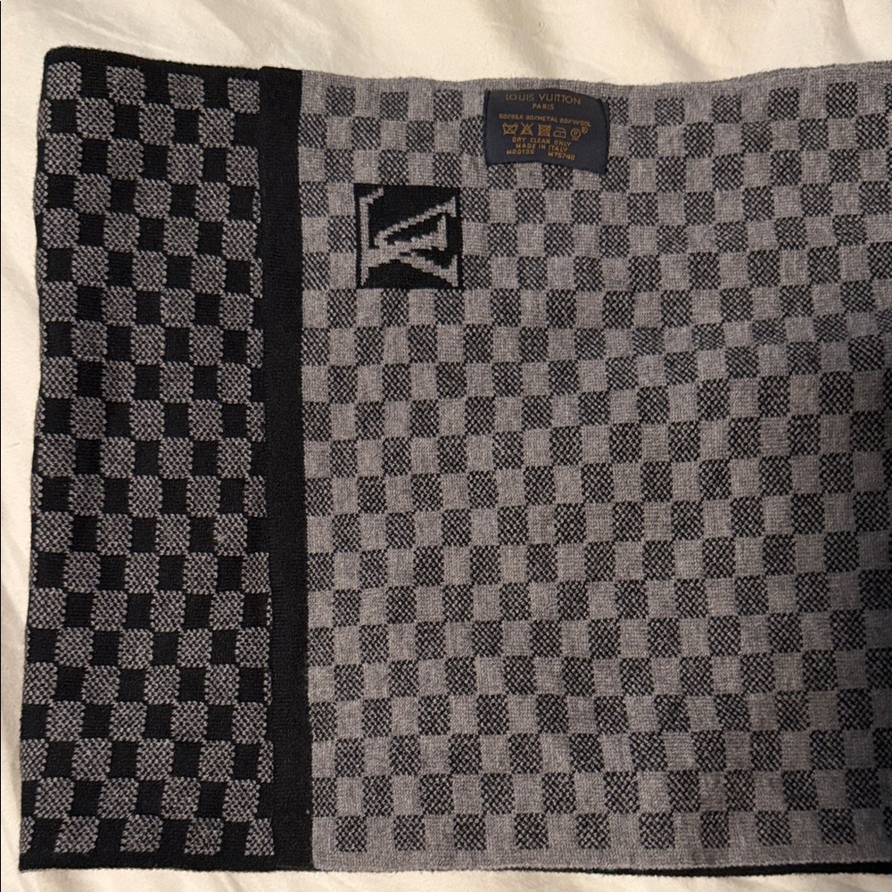 Louis Vuitton Black and Gray Checkered Scarf silk and wool - Picture 2 of 2